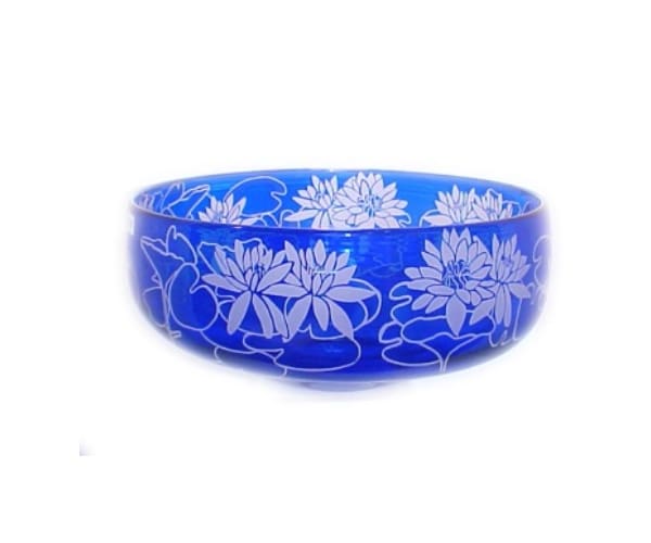 A bowl with white flowers on it